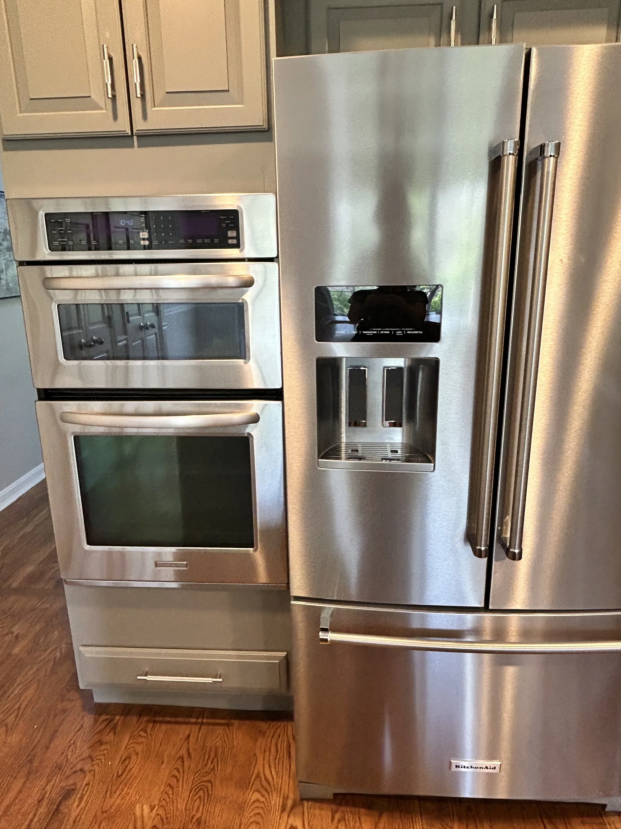 Clean stainless steel kitchen appliances in a move-in-ready home in Cincinnati